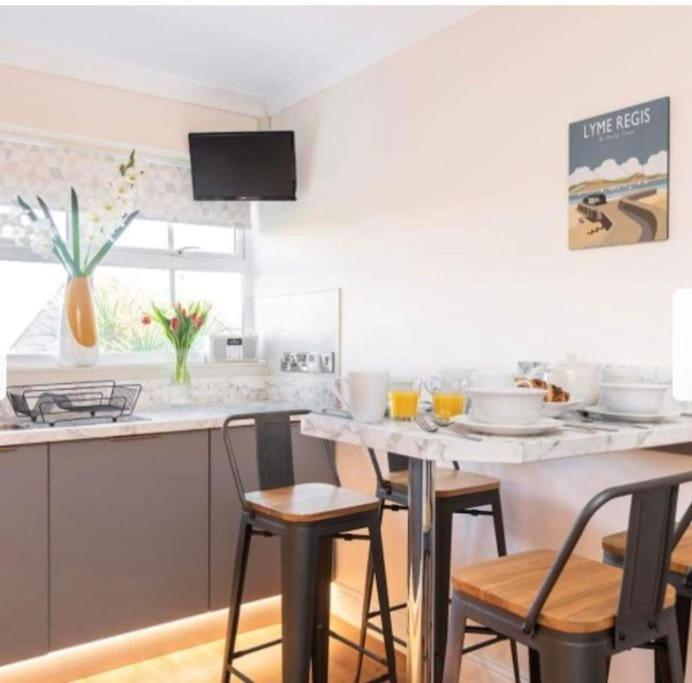 Beautiful Large Property, Sleeps 9 Walking Distance To The Sea , Beaches And Restaurants Fantastic Interior Лайм Риджис Екстериор снимка